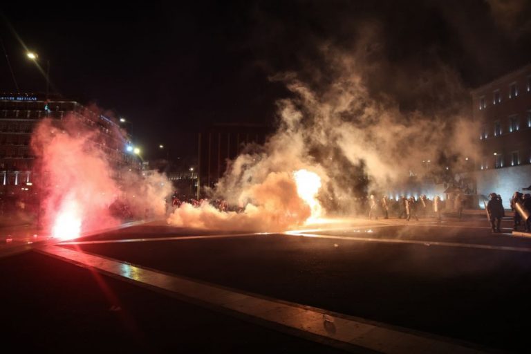 Ειδικός φρουρός ανάμεσα στους προσαχθέντες αντιεμβολιαστές