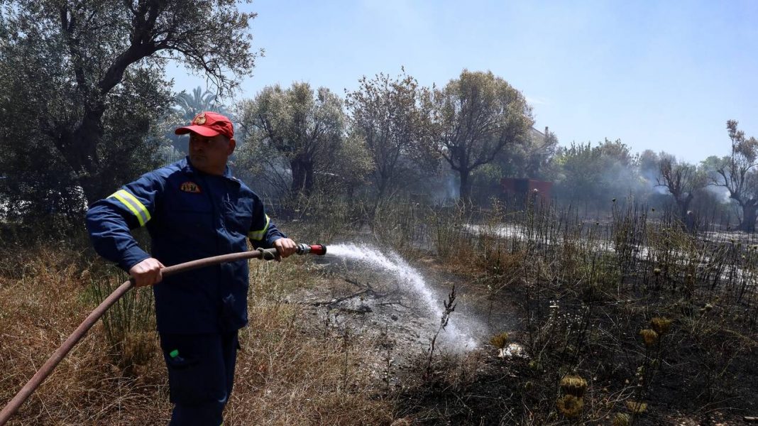 Μεγάλη φωτιά στο Σέιχ Σου: Εκκενώθηκε ξενοδοχείο – «Σηκώθηκε» το Beriev-200 για την κατάσβεση