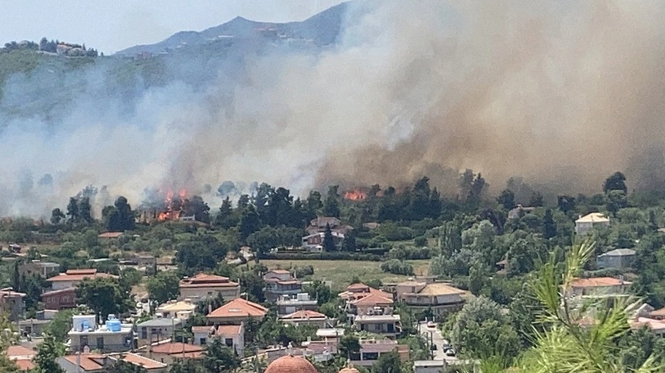 Φωτιά στη Σταμάτα – Νέο σήμα από το 112: «Κλείστε πόρτες, παράθυρα και καμινάδες»