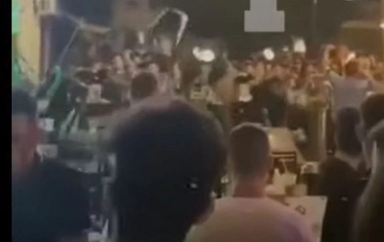 Άγριος καυγάς: Δύο παρέες πέταγαν η μια στην άλλη τραπέζια, καρέκλες και σκαμπό