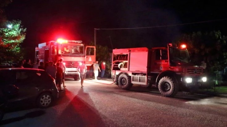 Μάχη με τις φλόγες δίνουν οι πυροσβέστες στο δάσος Σκρα στο Κιλκίς