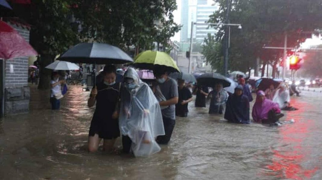 Στο έλεος των πλημμυρών η Κίνα: Δώδεκα άνθρωποι νεκροί – Βυθίστηκαν σιδηροδρομικοί σταθμοί
