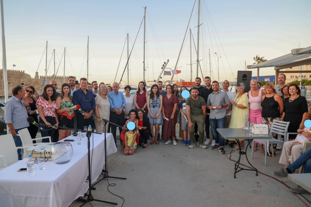 Ο Δήμαρχος Ηρακλείου βράβευσε τους εθελοντές εκπαιδευτικούς του Κοινωνικού Φροντιστηρίου