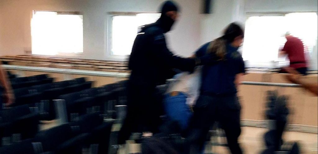 Επίθεση αστυνομικών σε κρατούμενους πολιτικούς πρόσφυγες μέσα σε δικαστήριο