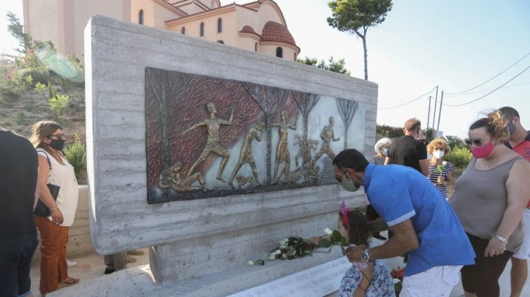 Τραγωδία στο Μάτι: Πλήθος κόσμου στην επιμνημόσυνη δέηση στο μνημείο των θυμάτων της πυρκαγιάς