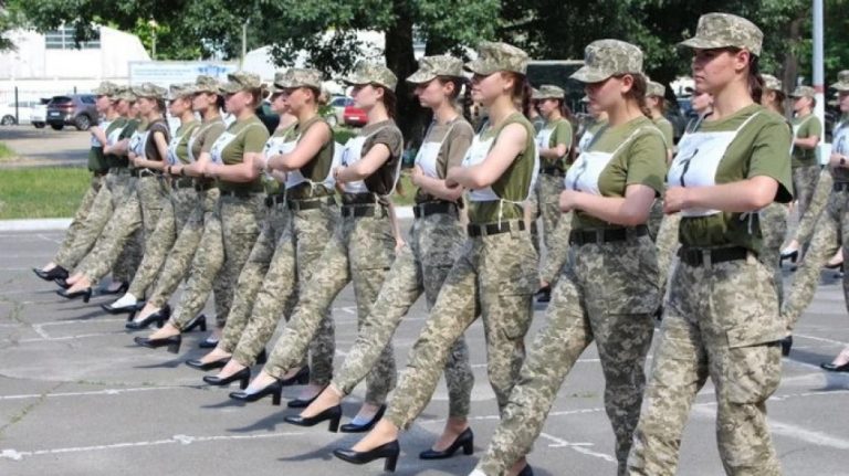 Ουκρανία: Θύελλα αντιδράσεων για τις στρατιωτίνες με τις γόβες