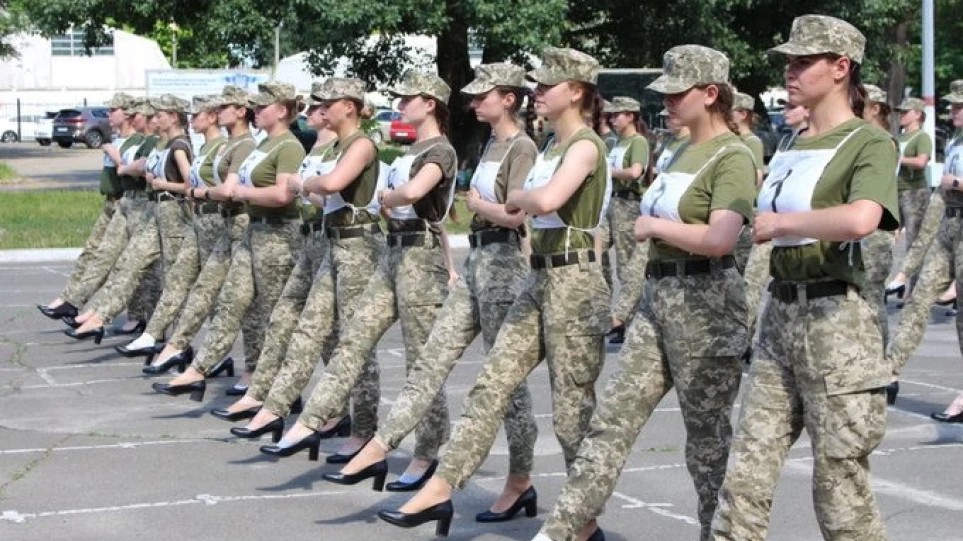 Ουκρανία: Θύελλα αντιδράσεων για τις στρατιωτίνες με τις γόβες