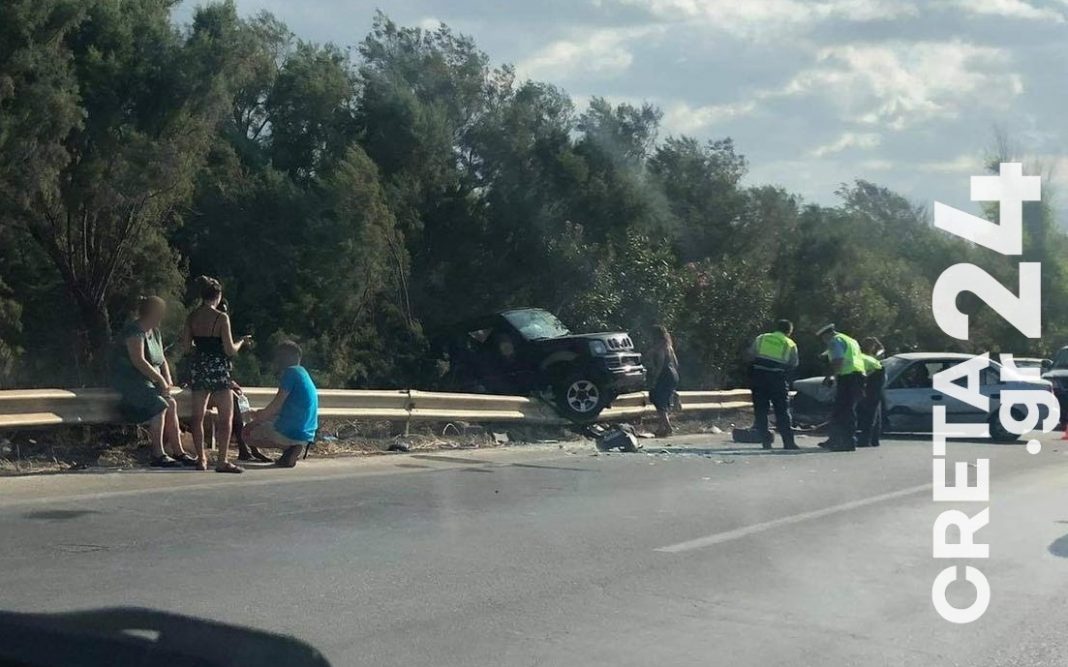 Κρήτη: Σφοδρή σύγκρουση αυτοκινήτων στον ΒΟΑΚ – Το ένα «σκαρφάλωσε» στην προστατευτική μπάρα