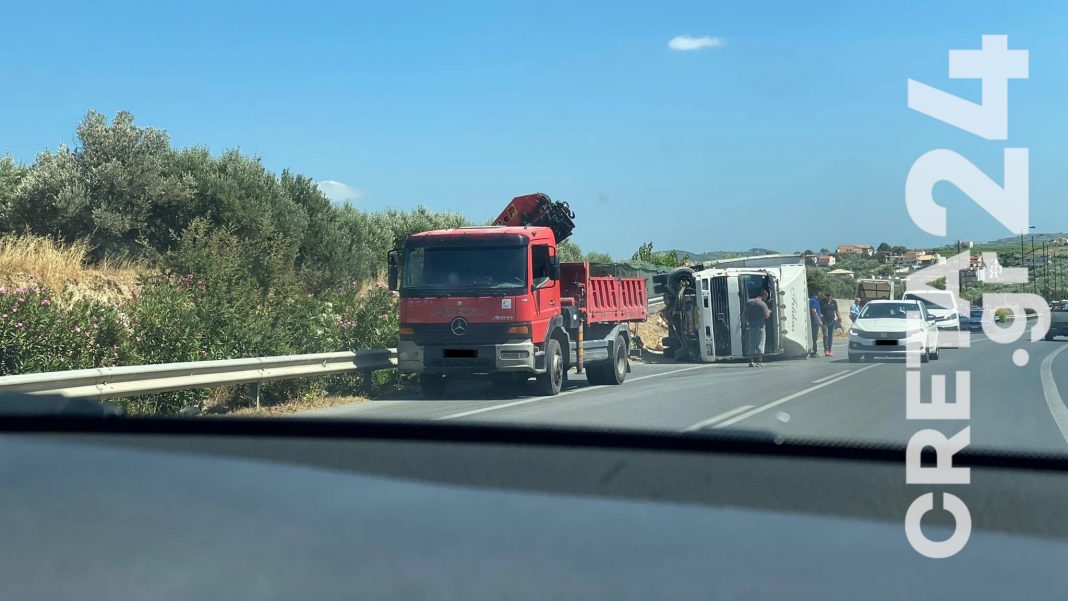 Ηράκλειο: Φορτηγό προσέκρουσε σε στηθαίο και ανετράπη – Στο νοσοκομείο ένας άνδρας (εικόνες)