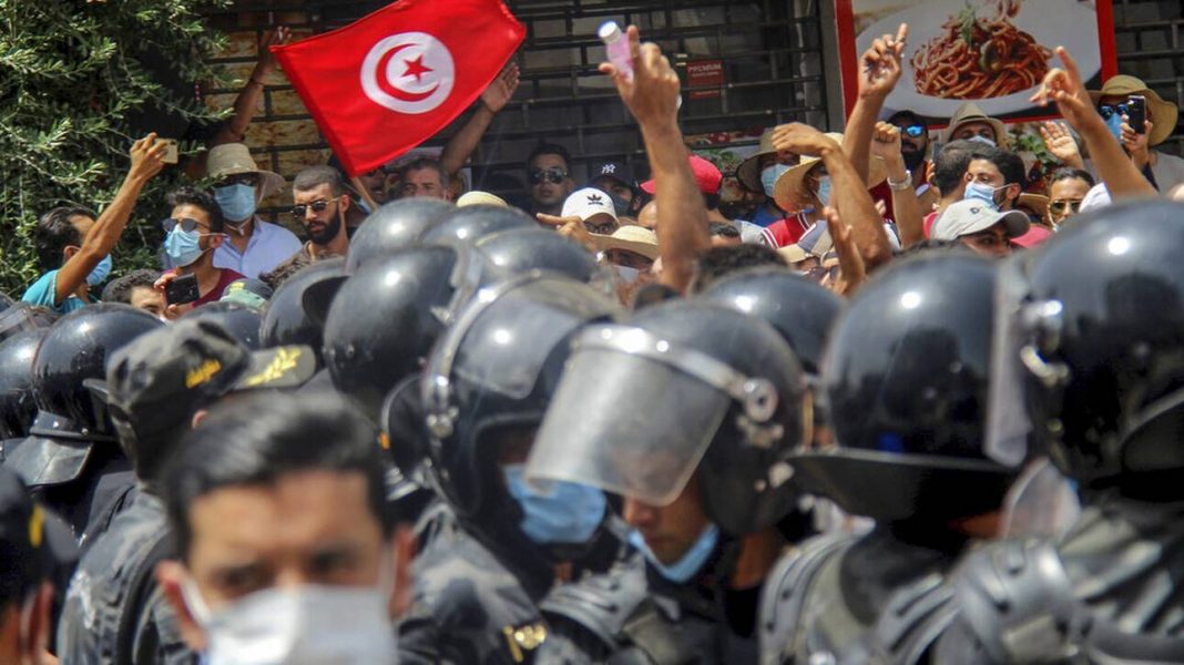 Τυνησία: Παύθηκε η κυβέρνηση από τον πρόεδρο – Στους δρόμους ο στρατός