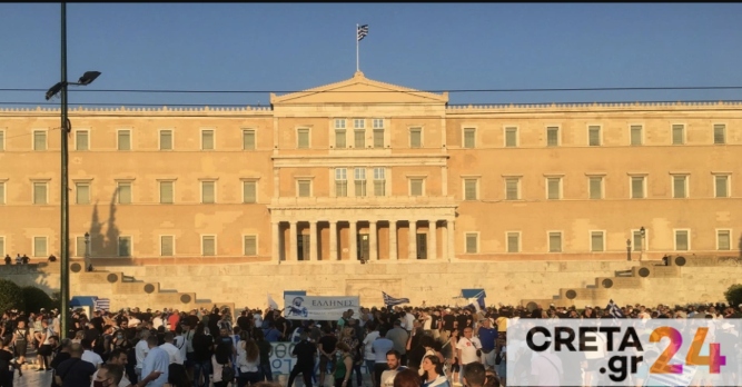 Μολότοφ και επεισόδια στη συγκέντρωση αντεμβολιαστών έξω από τη Βουλή