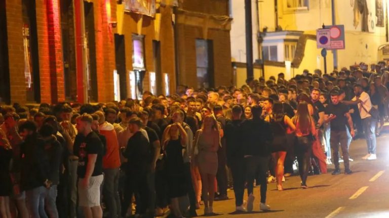 Βρετανία: Το αδιαχώρητο έξω από κλαμπ 16 μήνες μετά το lockdown – Αγωνία για φαινόμενα υπερμετάδοσης