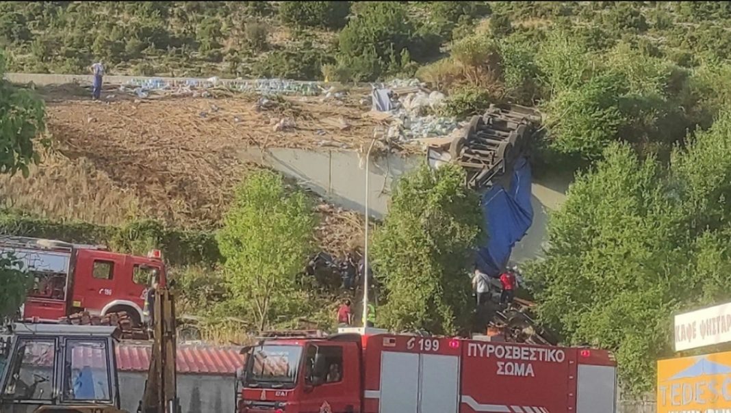 Εκτροπή νταλίκας – Πυροσβέστες δίνουν μάχη για να απεγκλωβίσουν τον οδηγό