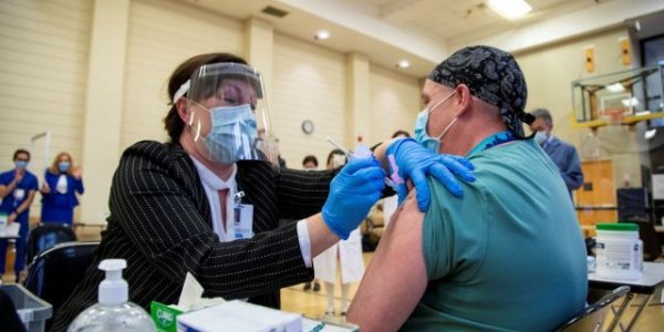Κορωνοϊός – Έρευνα: Το 1% των πλήρως εμβολιασμένων παρουσιάζει συμπτώματα
