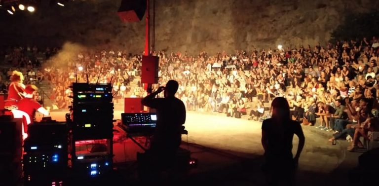 Συναυλία χωρίς αποστάσεις, με χορό και συνωστισμό