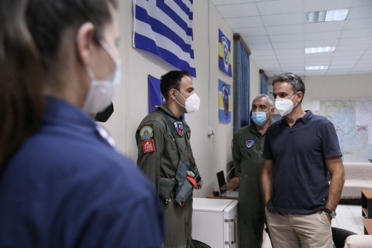 Μητσοτάκης στη βάση των Canadair: Το «ευχαριστώ» σε πιλότους και μηχανικούς