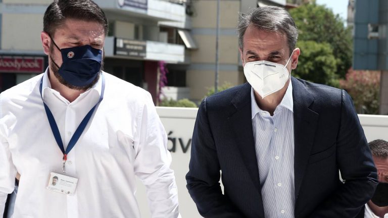 Φωτιά στη Βαρυμπόμπη: Στο κινητό συντονιστικό κέντρο ο Μητσοτάκης