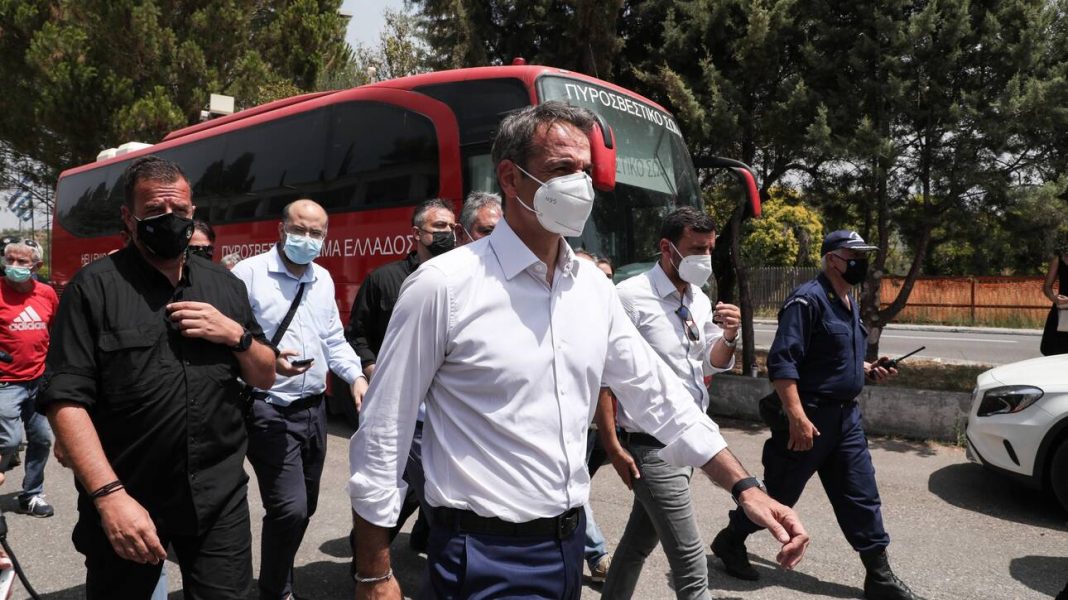 Φωτιές: Στο Κέντρο Επιχειρήσεων της Πυροσβεστικής στο Χαλάνδρι ο Μητσοτάκης