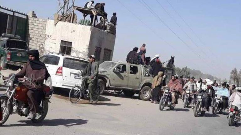 Πανικός και φόβος στο Αφγανιστάν: Καθηγητές αποχαιρετούν τις μαθήτριές τους