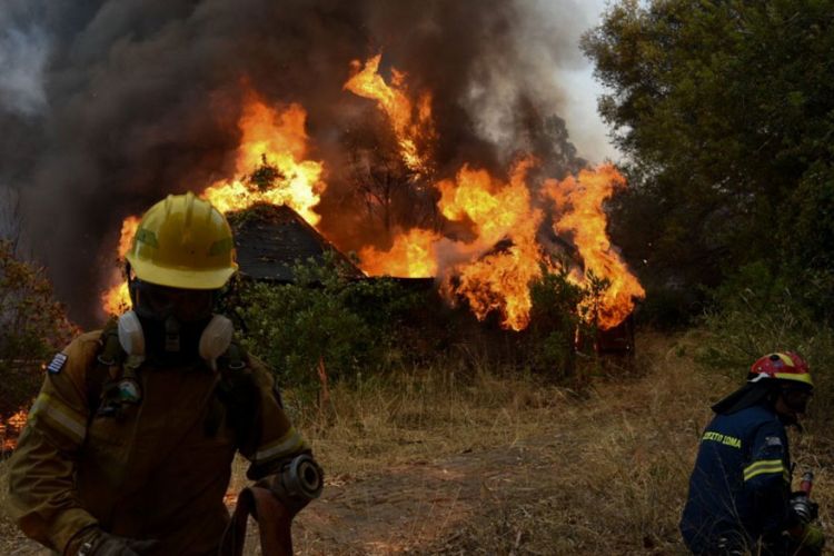 Μεγάλη φωτιά πλέον και στην Αρκαδία! Εκκενώσεις χωριών – Πληροφορίες για εγκλωβισμούς