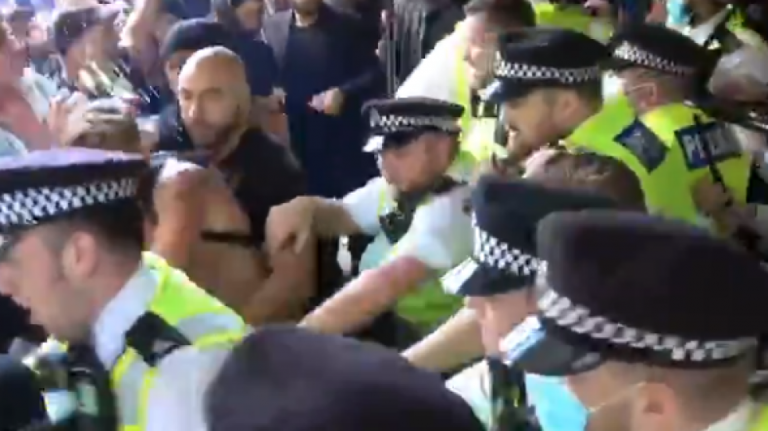 Λονδίνο: «Ντου» αντιεμβολιαστών στο BBC – Επιχείρησαν να μπουν στο κτίριο με τα στούντιο