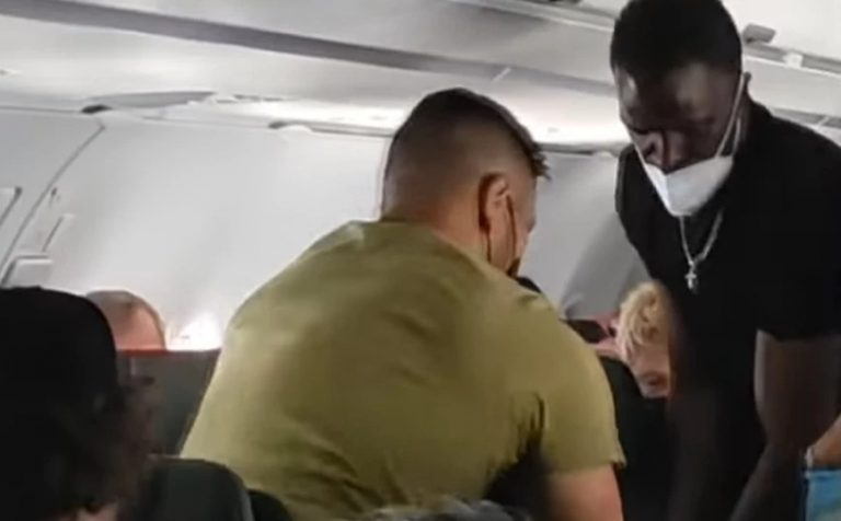 Έδεσαν 13χρονο άτακτο αγόρι με ταινία στο κάθισμα του αεροπλάνου