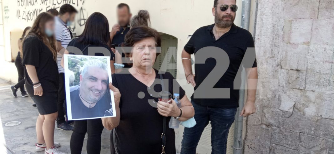 Δολοφονία στο Ηράκλειο: Ο σπαραγμός και η οργή της μητέρας και της συζύγου του θύματος έξω από τα δικαστήρια