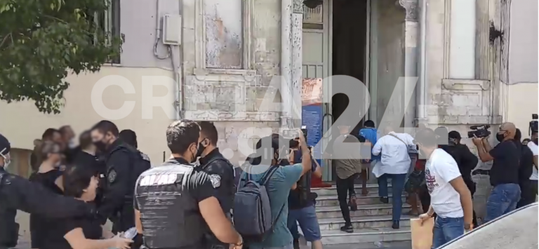 Ηράκλειο: Νωρίτερα και από την πίσω πόρτα στα δικαστήρια ο καθ’ ομολογίαν δολοφόνος του 39χρονου