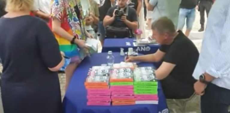 Πέταξαν αυγά στον Τσέχο πρωθυπουργό στην ιδιαίτερη πατρίδα του