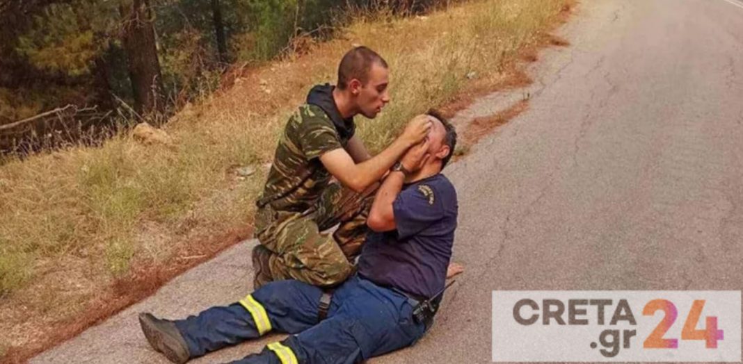 Φωτιά: Στρατιώτης παρέχει πρώτες βοήθειες σε πυροσβέστη – Συγκλονιστική εικόνα