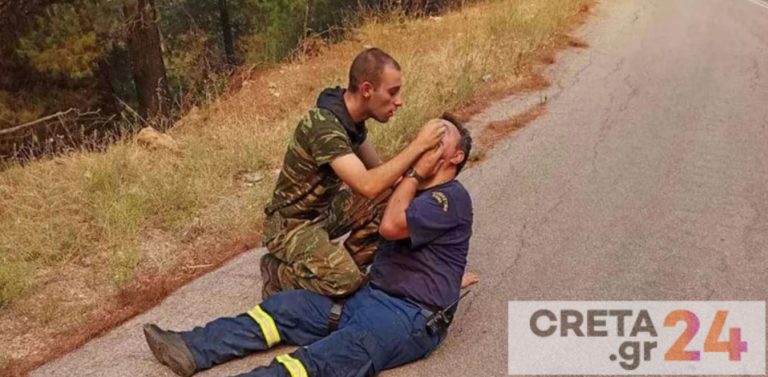 Φωτιά: Στρατιώτης παρέχει πρώτες βοήθειες σε πυροσβέστη – Συγκλονιστική εικόνα