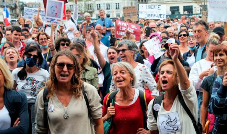 Γαλλία: Πλήθος κόσμου στους δρόμους-Διαμαρτύρονται για το πιστοποιητικό εμβολιασμού