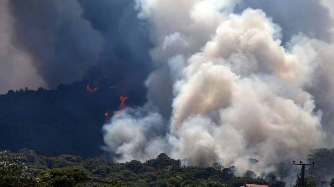 Πυρκαγιά Κερατέα: Ορατός από το διάστημα ο καπνός – Τα καμμένα στη Βαρυμπόμπη από δορυφόρο