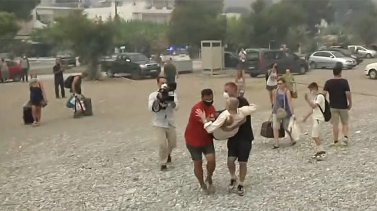 Φωτιά στην Εύβοια: Καίγεται το Πευκί – Απομακρύνεται με πλοία ο κόσμος – Μεταφέρονται στα χέρια οι κατάκοιτοι