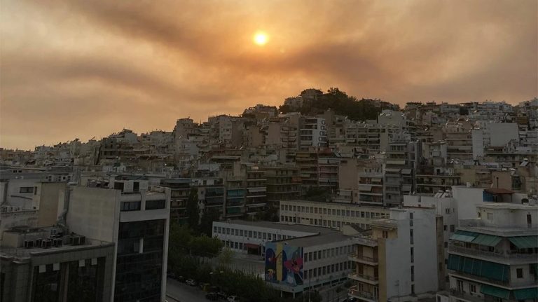 Σκέπασε τον ουρανό της Αθήνας ο καπνός από τη φωτιά στη Βαρυμπόμπη