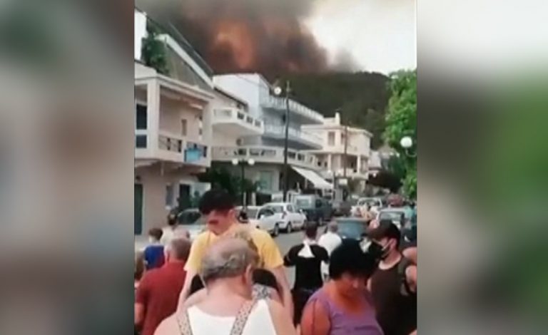 Εγκαταλείπουν από τη θάλασσα τη φλεγόμενη Λίμνη Ευβοίας