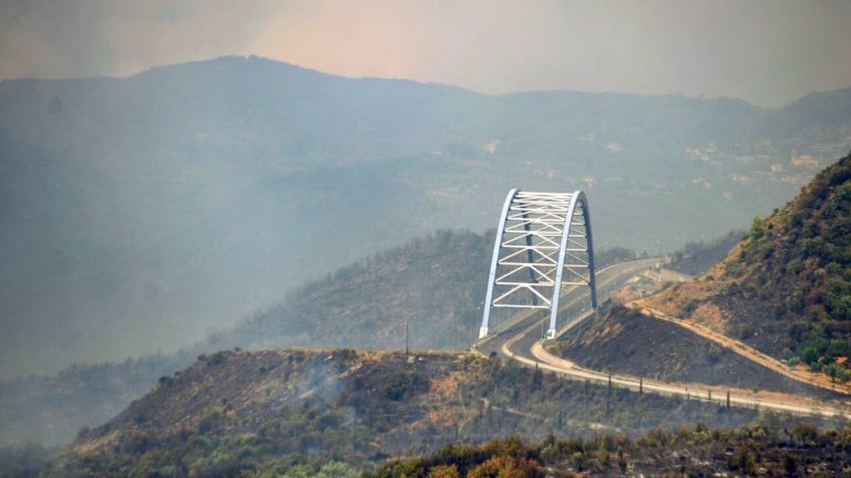 Μαίνονται οι πυρκαγιές σε Λακωνία και Μεσσηνία