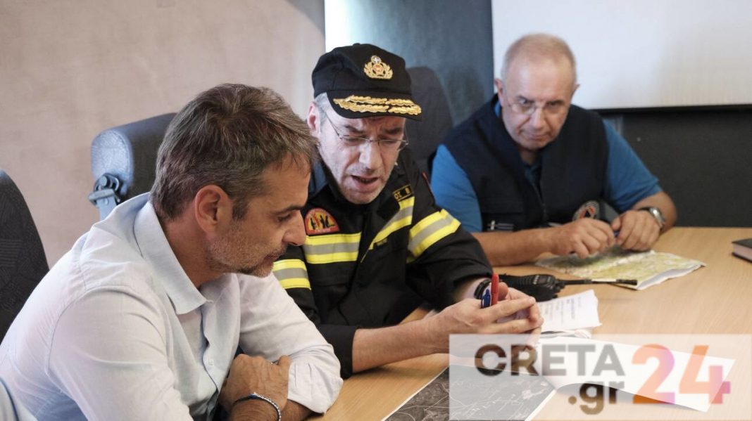Στο Συντονιστικό της Πυροσβεστικής ο Μητσοτάκης για να ενθαρρύνει τους μαχητές της πρώτης γραμμής