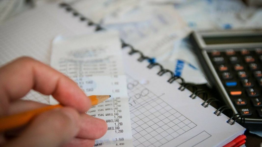 Κατώτατος μισθός: Πώς διαμορφώνεται ανάλογα με τα έτη προϋπηρεσίας – Αναλυτικοί πίνακες
