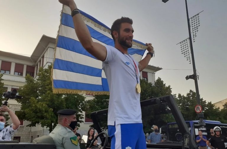 Ολυμπιακοί Αγώνες 2020: Υποδοχή ήρωα για τον «χρυσό» Στέφανο Ντούσκο στα Γιάννενα – Τον μετέφεραν με στρατιωτικό τζιπ