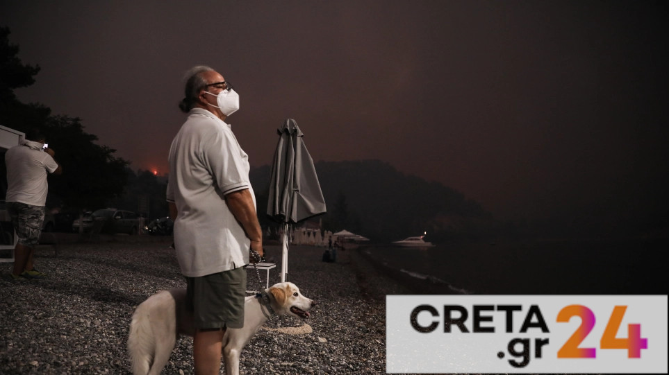 Πυρκαγιές – Ανατολική Μάνη: Το Λιμενικό έσωσε 18 άτομα που είχαν εγκλωβιστεί σε παραλίες
