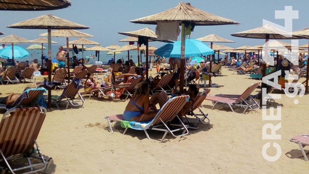 Καύσωνας: «Καίγεται» το Ηράκλειο – Στις παραλίες αναζητούν δροσιά οι πολίτες
