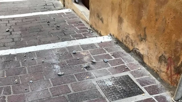 Κρήτη: Πέφτουν οικοδομικά υλικά από κτίρια – Κινδύνευσε να τραυματιστεί περαστικός (εικόνες)