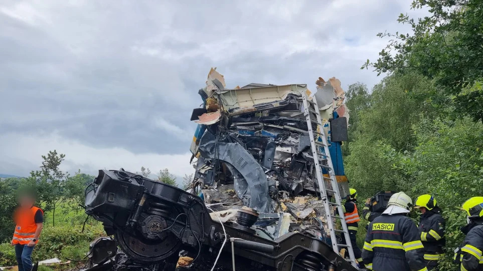 Συγκρούστηκαν δύο τρένα στην Τσεχία – Τρεις οι νεκροί