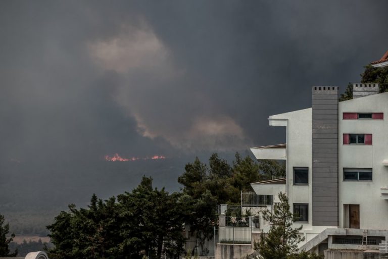 Ανεξέλεγκτη η φωτιά στη Βαρυμπόμπη: Εκκενώθηκε και οικισμός – Σε τρία μέτωπα η μάχη με τις φλόγες