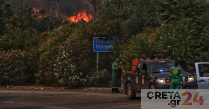 Φωτιά στη Βαρυμπόμπη: Καίγονται σπίτια στη Δροσοπηγή – Πόρτα πόρτα έψαχνε η αστυνομία για να εκκενώσει την περιοχή