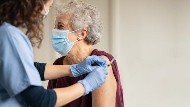 Κρήτη: Νέο πρόγραμμα για εμβολιασμό κατ’οίκον