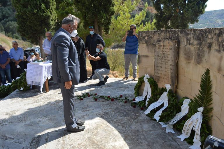 Ο Γ. Λογιάδης στην τελετή μνήμης για τους Καλεσανούς ήρωες που εκτελέστηκαν από τους Γερμανούς