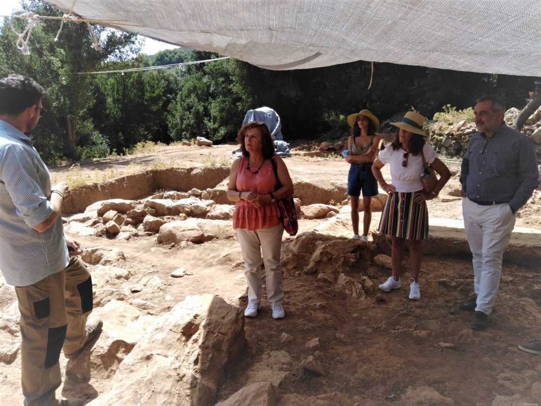 Επίσκεψη της Βικτόριας Χίσλοπ στο Οροπέδιο Λασιθίου – Ενθουσιασμένη από τις αρχαιολογικές έρευνες στην περιοχή