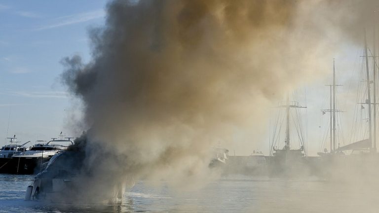 Φωτιά σε ιστιοφόρο – Στο νοσοκομείο τέσσερα άτομα